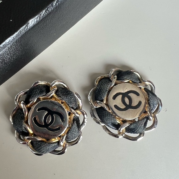 Chanel Authentic Vintage Large CC Logo Braided Leather Clip On Earrings. - Picture 5 of 6